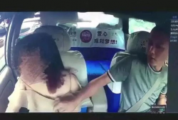 吃奶摸下视频,吃奶摸下视频萌化瞬间