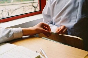 上课传纸条吃瓜娱乐,揭秘学生们的“吃瓜”娱乐时光