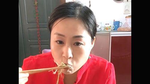 娱乐吃瓜酱脑子有问题,揭秘“脑子有问题”背后的疯狂世界